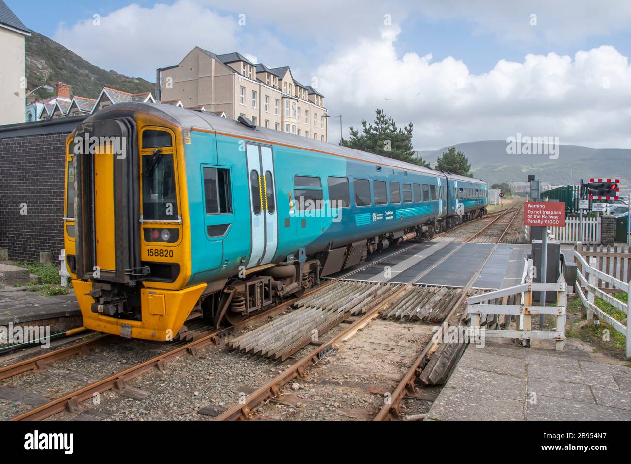 Walisische Regierungsklasse 158, Express Sprinter, Diesel-Mehrfachzug, der den Bahnhof Barmouth, Barmouth, Gwynedd, Wales verlässt Stockfoto