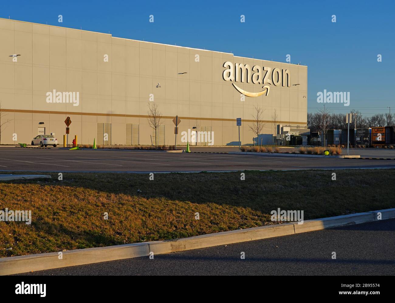 WEST DEPTFORD, NJ -23 FEB 2020 - eine Vertriebslogistik für Amazon Versand  in New Jersey Stockfotografie - Alamy