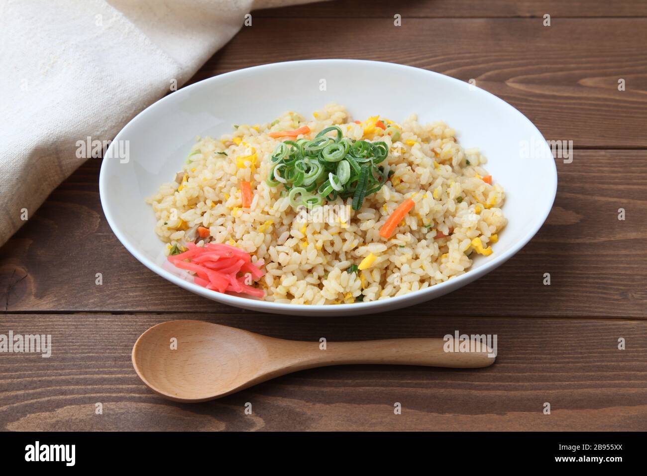 Gebratener Reis auf Platte isoliert auf Tischtuch Stockfoto