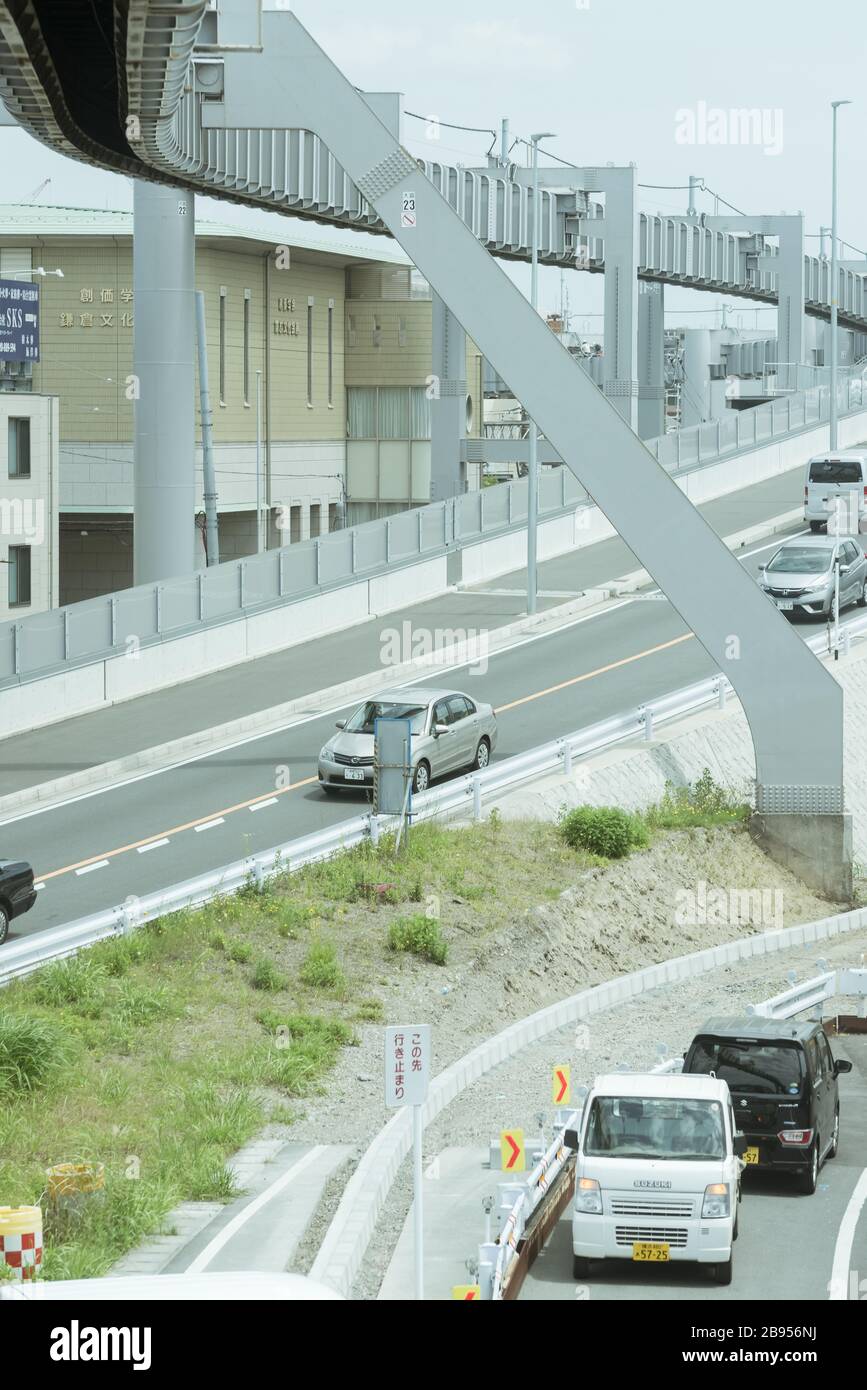 Kamakura, Shonan, Kanagawa/Japan-20. Mai 2019: Der schöne Blick auf die Straßenlandschaft von der Innenseite der Shonan-Einschienenbahn Stockfoto