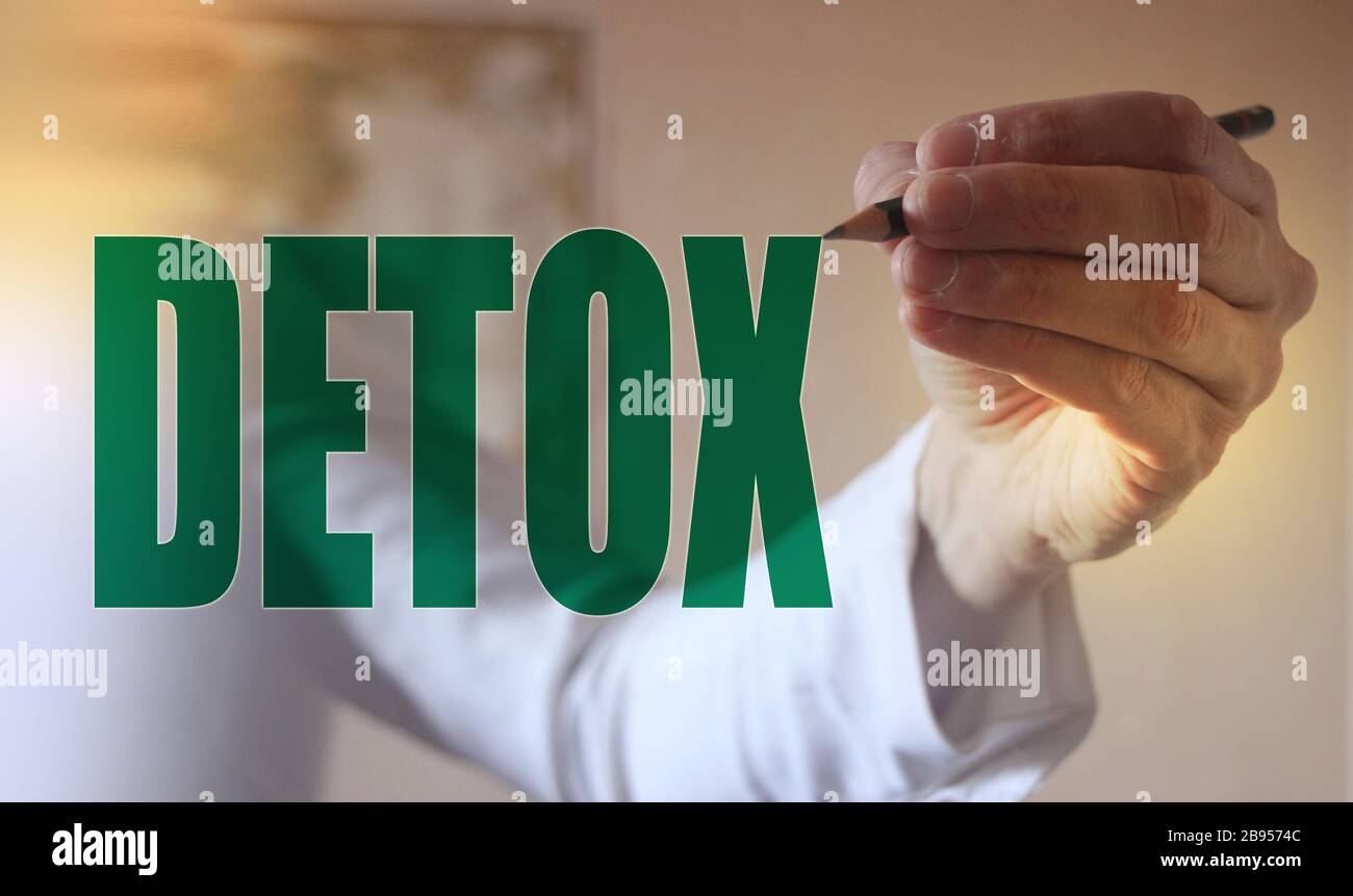 Doktor, das Wort Detox mit Marker zeigt, medizinisches Konzept Stockfoto