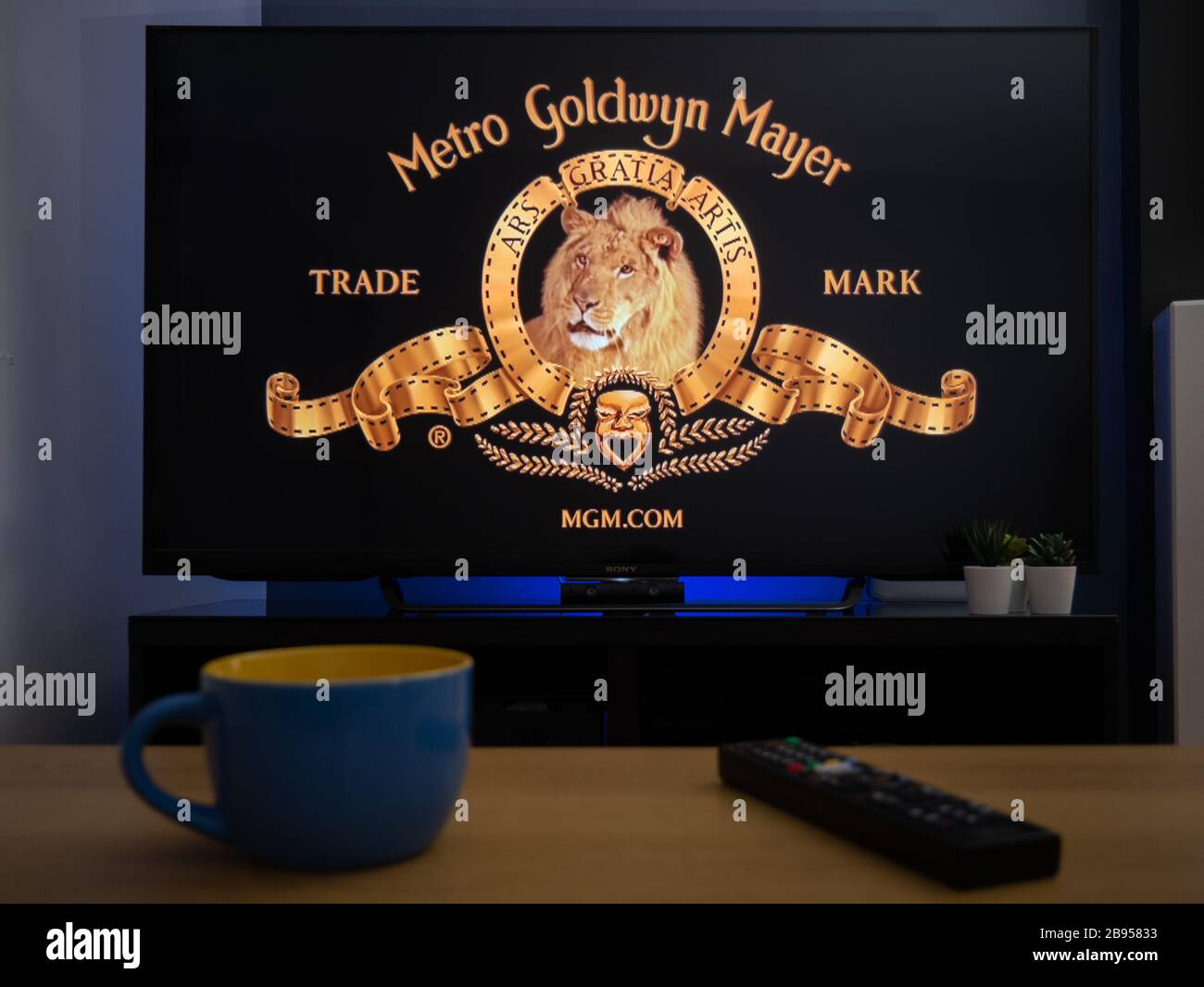 Großbritannien, März 2020: TV-Fernsehen Metro Goldwyn Mayer Lion Filmöffner Stockfoto