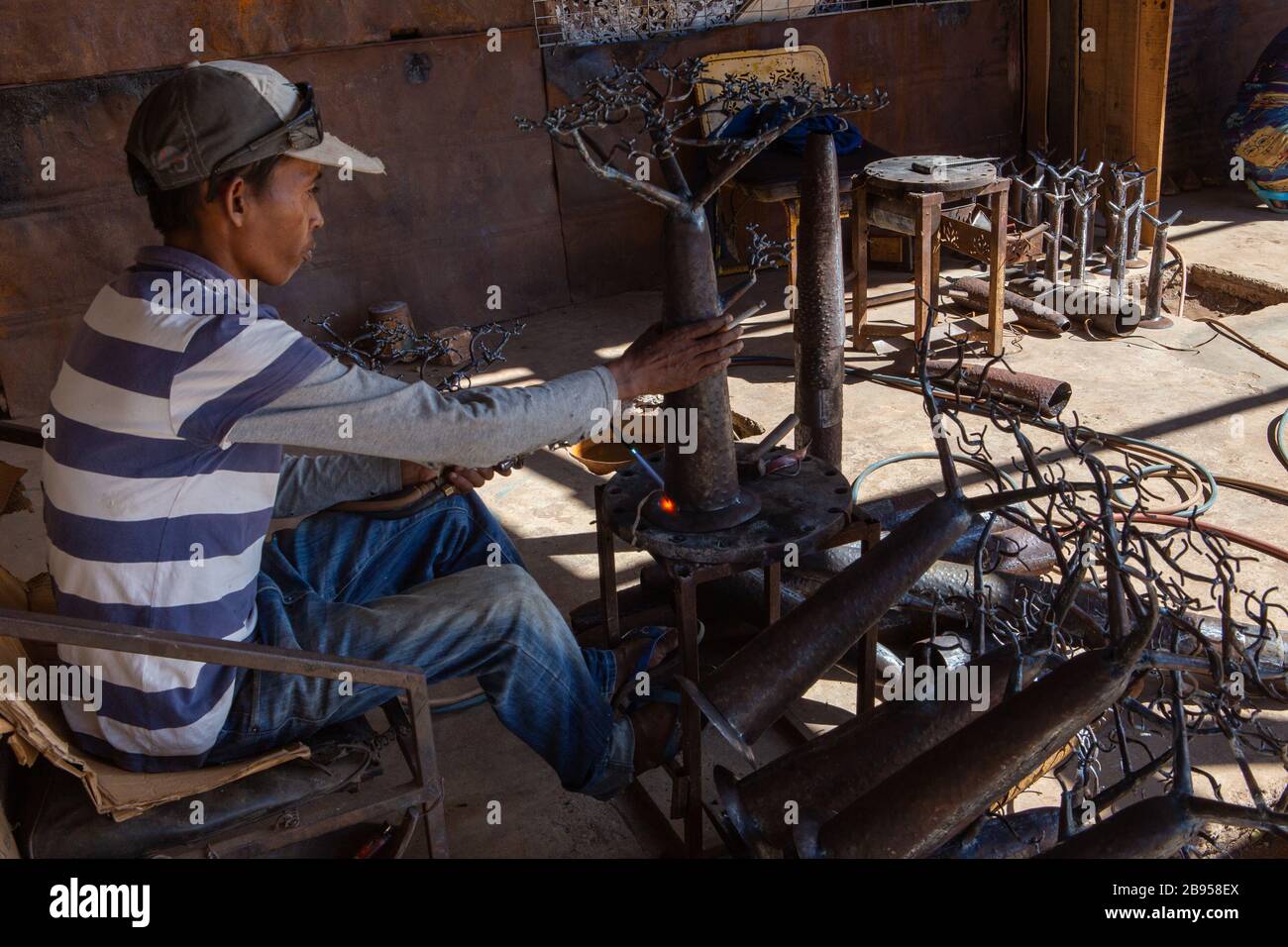 Schweißer im sozialen und solidarischen Unternehmen der Metallverarbeitung mit recyceltem Material, das von Violette und Dieudonne in Antananarivo hergestellt wurde Stockfoto