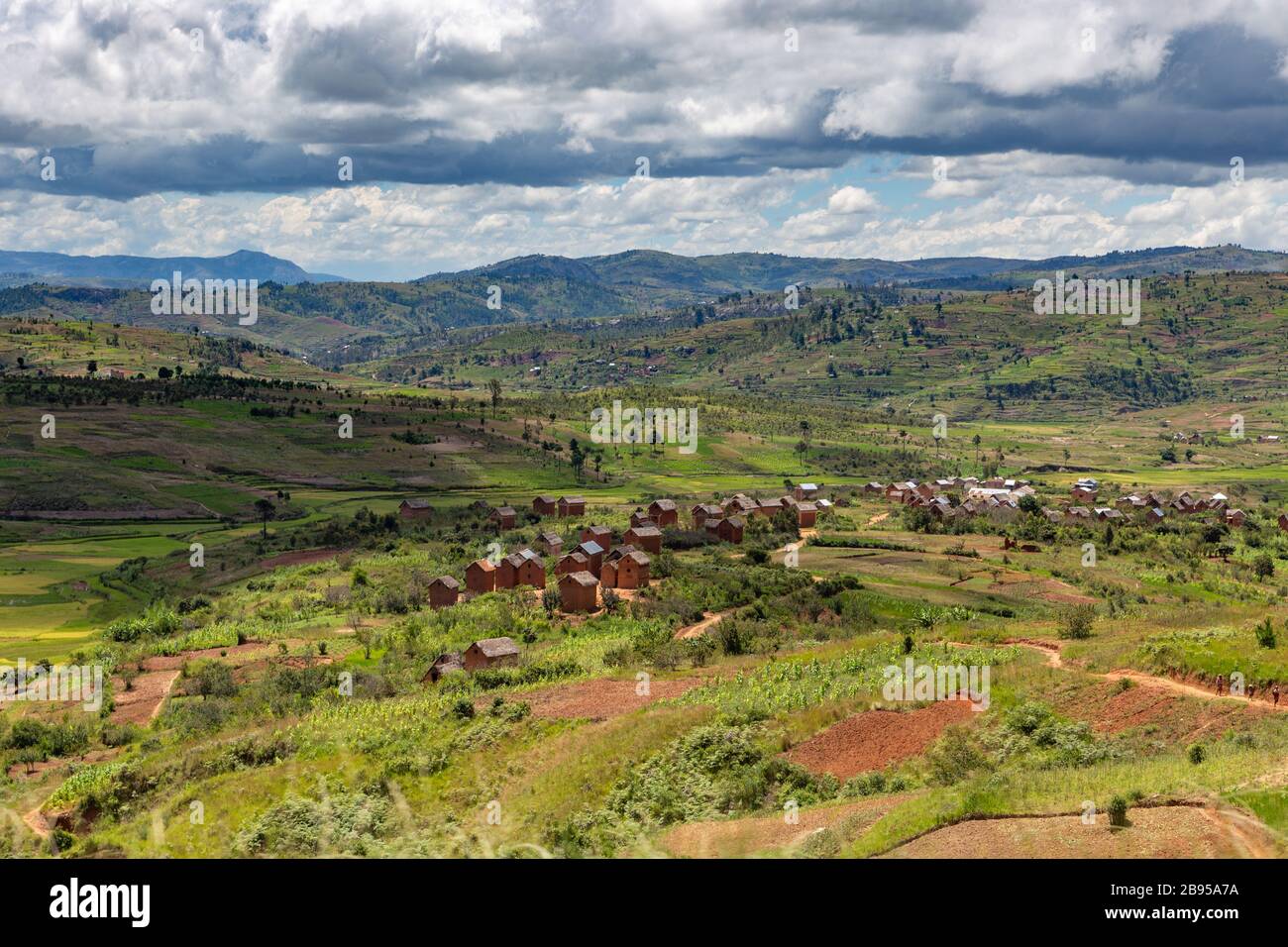 Traditionelle Lehmhäuser und Reisfelder in Madagaskar Stockfoto