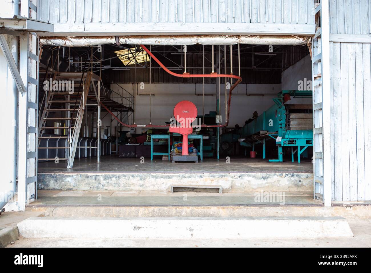 Fabrik für Teesammlung, Trocknung und Verpackung in Sahambavy, Madagaskar Stockfoto