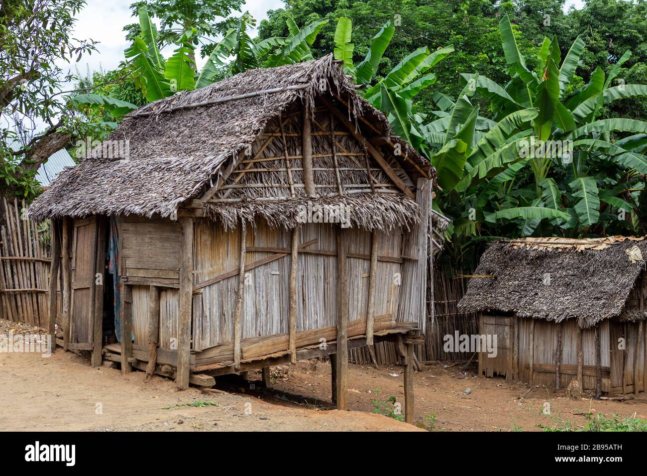 Traditionelle Lehmhäuser und Reisfelder in Madagaskar Stockfoto