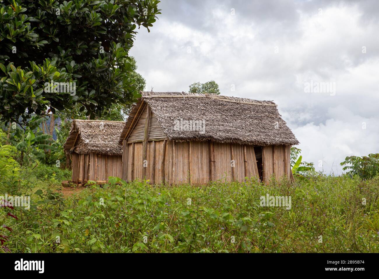 Traditionelle Lehmhäuser und Reisfelder in Madagaskar Stockfoto