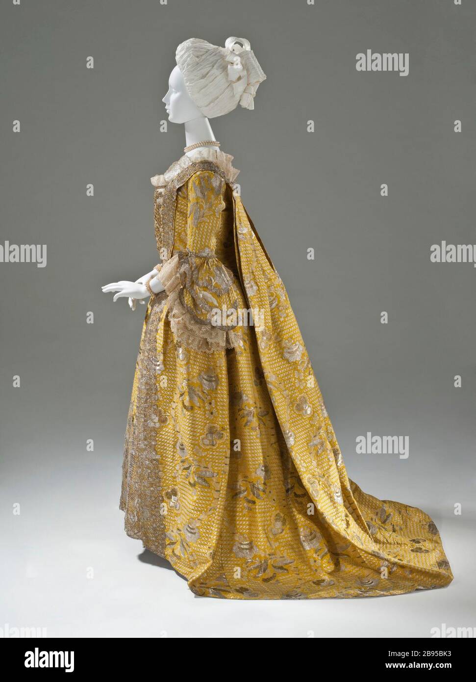 Woman's Robe à la Française (Bild 9 von 9); Englisch: England, ca. 1760  Kostüme; principal Kleidung (ganzer Körper) Seide weben mit Schuß-float  Musterung und Seide mit metallischer Gewinde Berichtigungs-schuss Musterung  und metallische