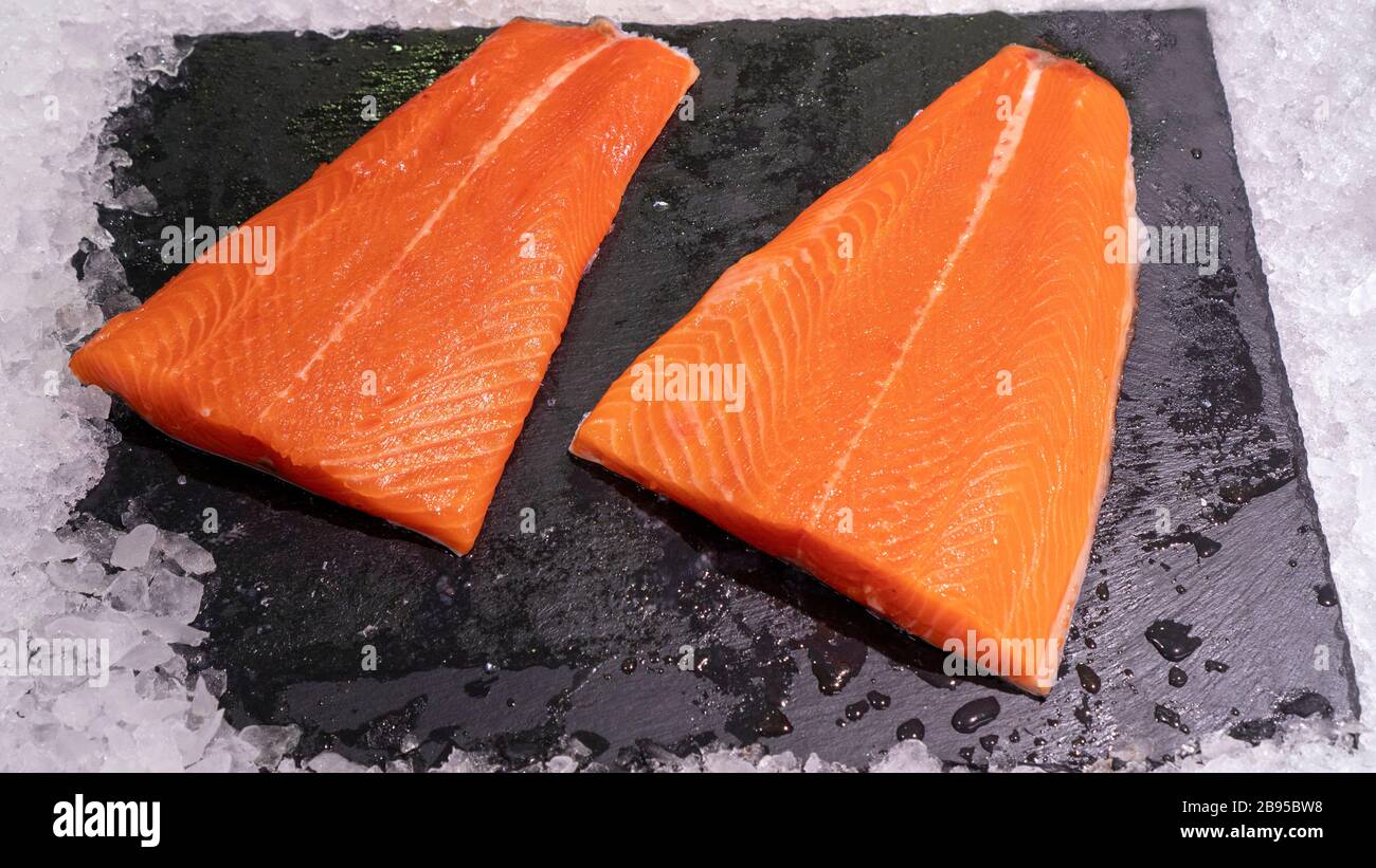 Zwei Scheiben frischer gekühlter Lachs Stockfoto