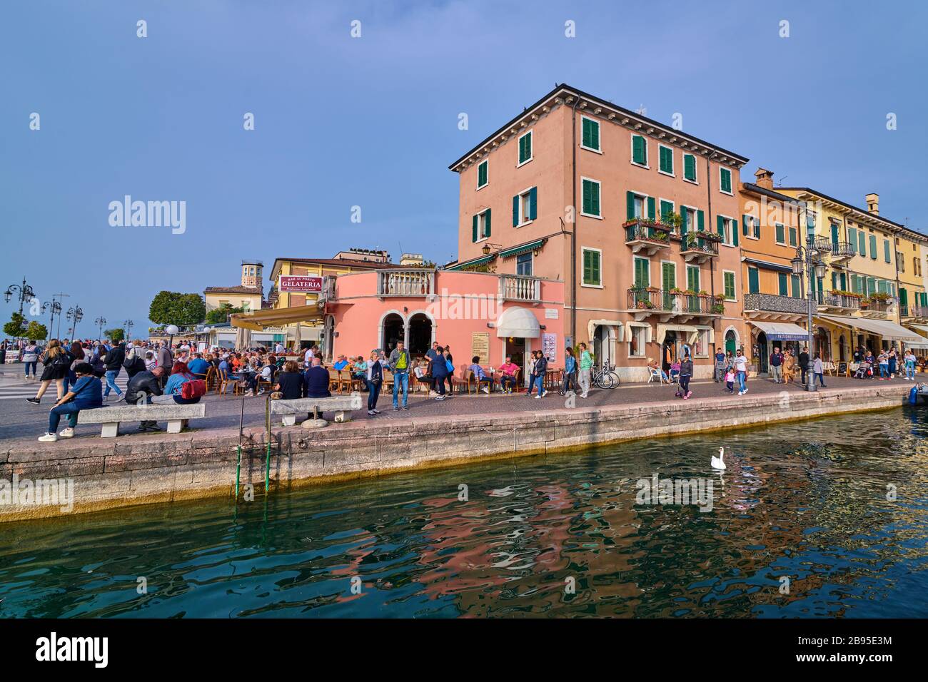 Lazise, Lago di Garda, Italien - 12. Oktober 2019: Touristen genießen ...