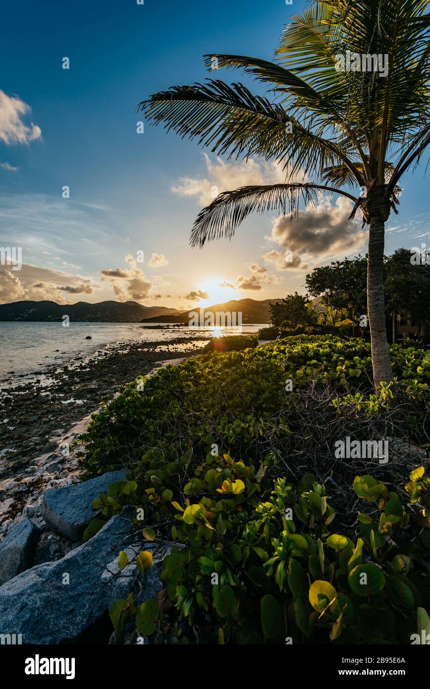 Die felsige Küste von Beef Island in der Abenddämmerung, mit Blick über die Well- und Bluffbuchten in Richtung Parham Town auf der Tortola-Insel, British Virgin Islands BVI Stockfoto