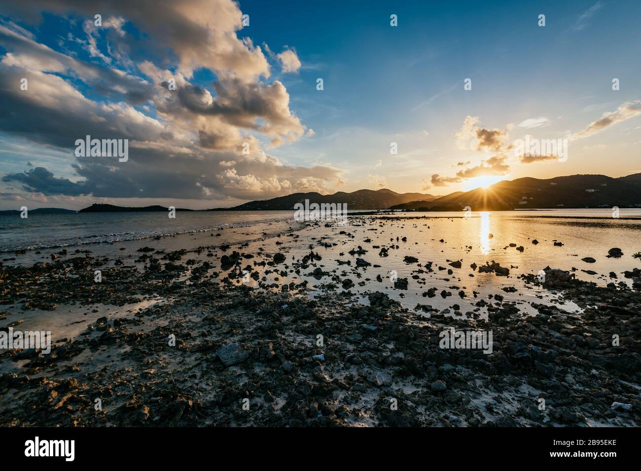 Die felsige Küste von Beef Island in der Abenddämmerung, mit Blick über die Well- und Bluffbuchten in Richtung Parham Town auf der Tortola-Insel, British Virgin Islands BVI Stockfoto