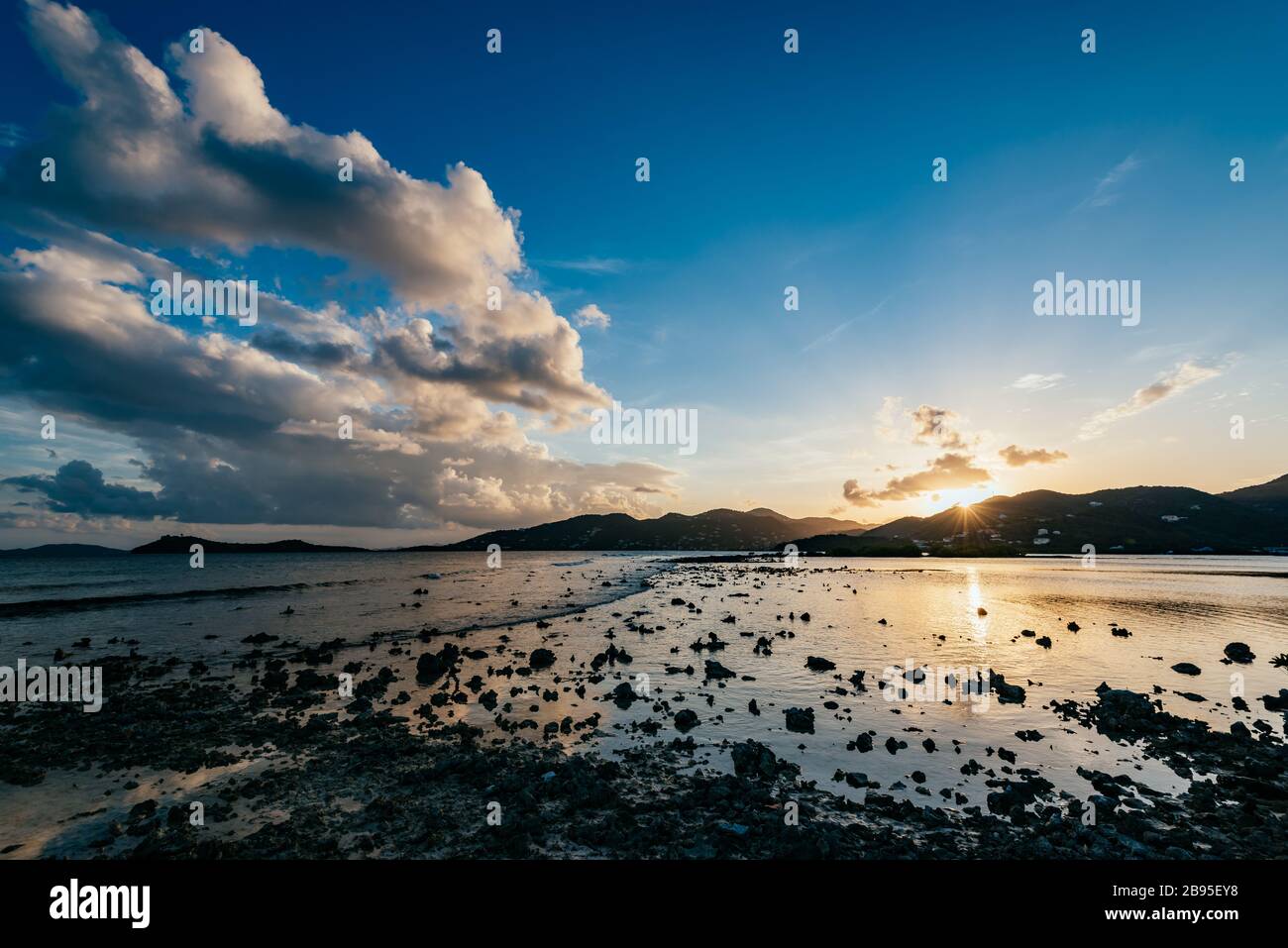 Die felsige Küste von Beef Island in der Abenddämmerung, mit Blick über die Well- und Bluffbuchten in Richtung Parham Town auf der Tortola-Insel, British Virgin Islands BVI Stockfoto
