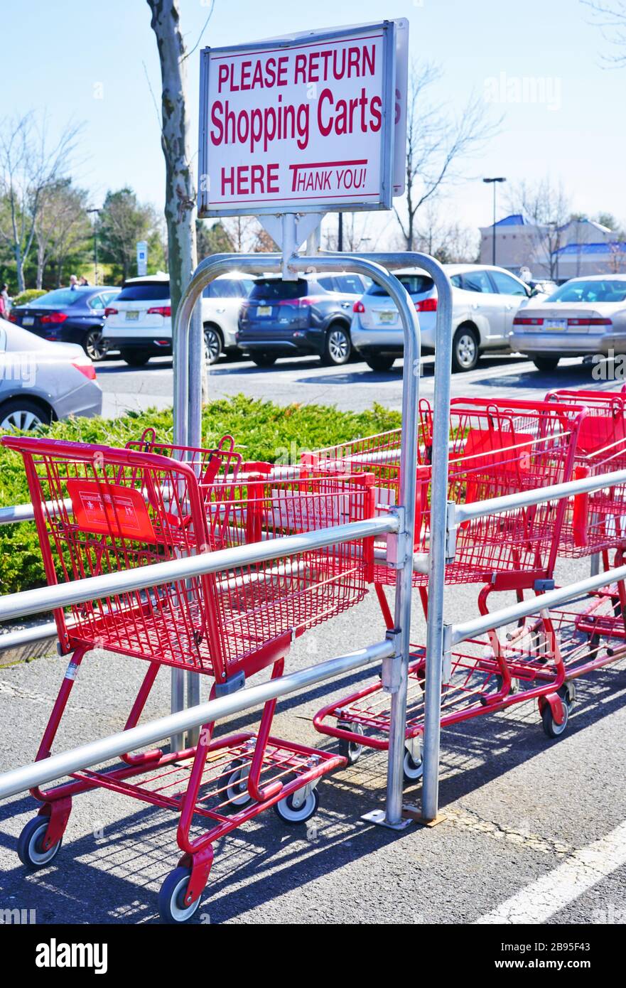 WEST WINDSOR, NJ -29. FEB 2020 - Red Shopping Carts außerhalb eines Trader Joe-Ladens in West Windsor, New Jersey. Stockfoto