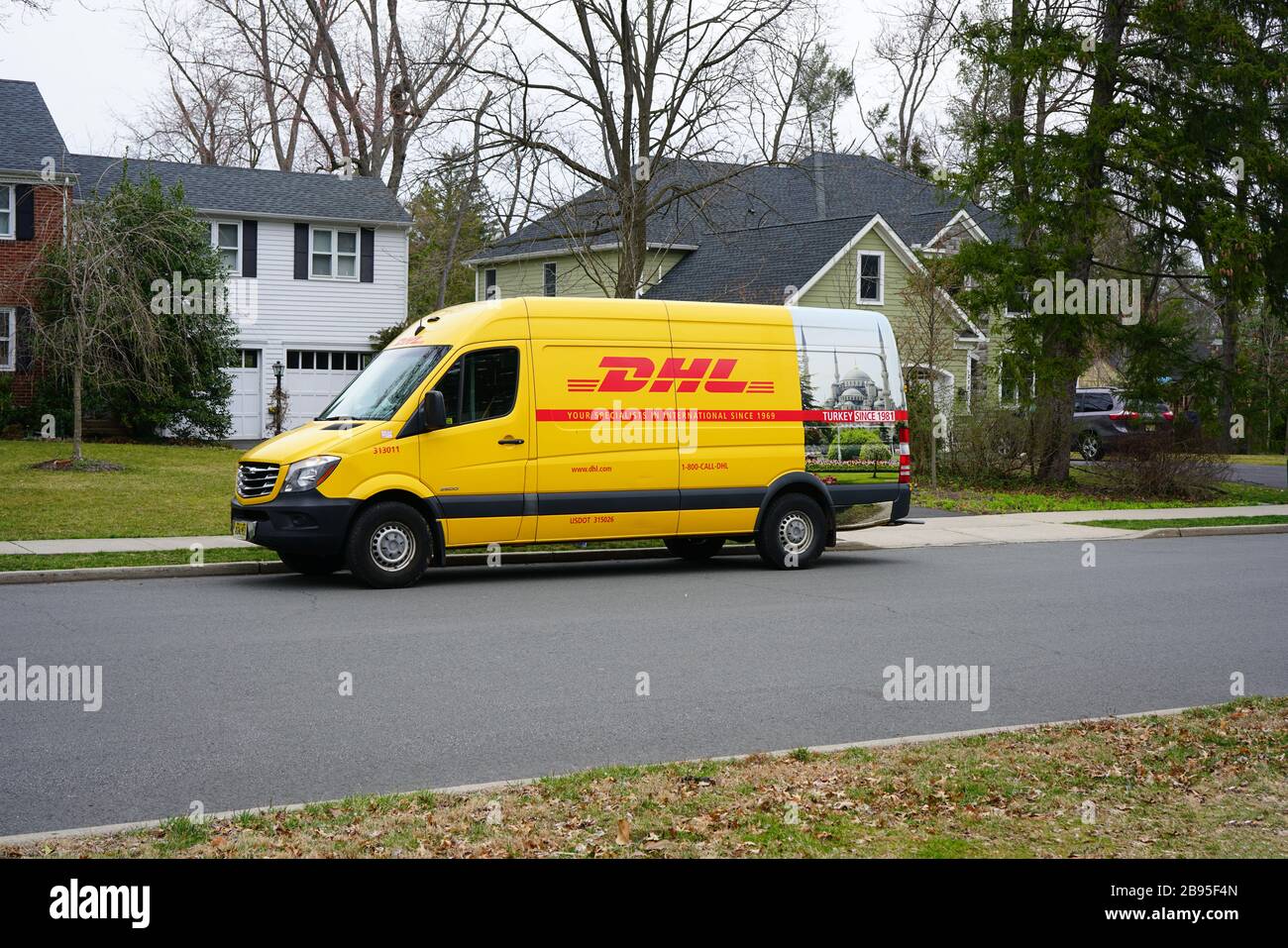 PRINCETON, NJ -10 MAR 2020 - EIN gelber Lieferwagen für den DHL-Kurierdienst wird auf der Straße in New Jersey geparkt. DHL ist im Besitz der Deutschen Post Stockfoto