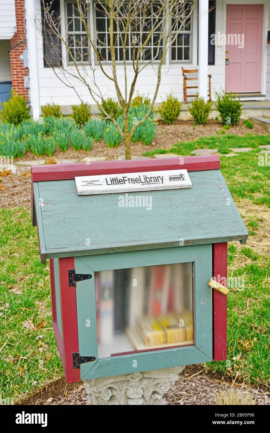 PRINCETON, NJ -16 MAR 2020 - EIN wenig kostenloser Bibliothekskasten, in dem Menschen kostenlose Bücher auf der Straße in New Jersey austauschen. Stockfoto