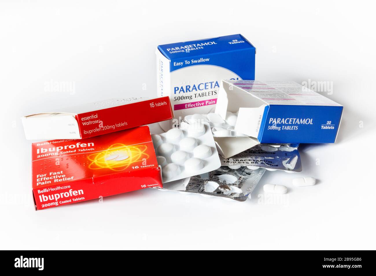 Faltschachteln mit Ibuprofen- und Paracetamol-Tabletten und Blisterpackungen mit zwei entnommenen Tabletten auf weißem Hintergrund Stockfoto