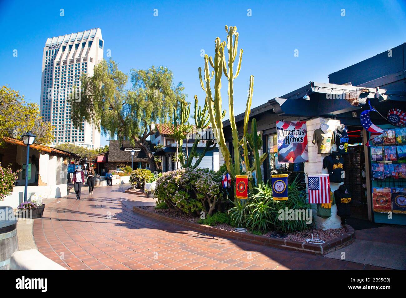 SAN DIEGO, KALIFORNIEN - 19. FEBRUAR 2020: Blick auf Seaport Village in San Diego, Kalifornien an einem sonnigen Tag. Stockfoto