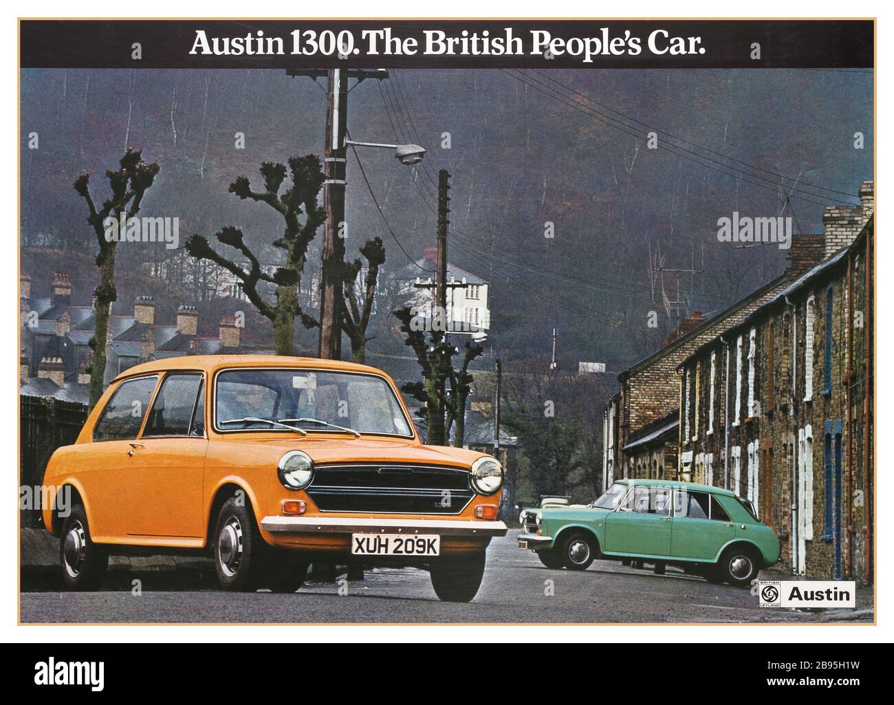 Vintage 1970s British Motorcar Werbeplakat Austin 1300. Das britische Volksauto. Das Poster zeigt ein Farbbild von zwei Austin 1300s (ein Modell mit drei Türen, gelb und ein Modell mit fünf Türen, grün auf der rechten Seite), die in einer Straße geparkt sind. Der von British Leyland hergestellte Austin 1300 war Teil einer Reihe kleiner Familienwagen, die von der British Motor Corporation (BMC) später British Leyland unter dem Namen BMC gebaut wurden Stockfoto