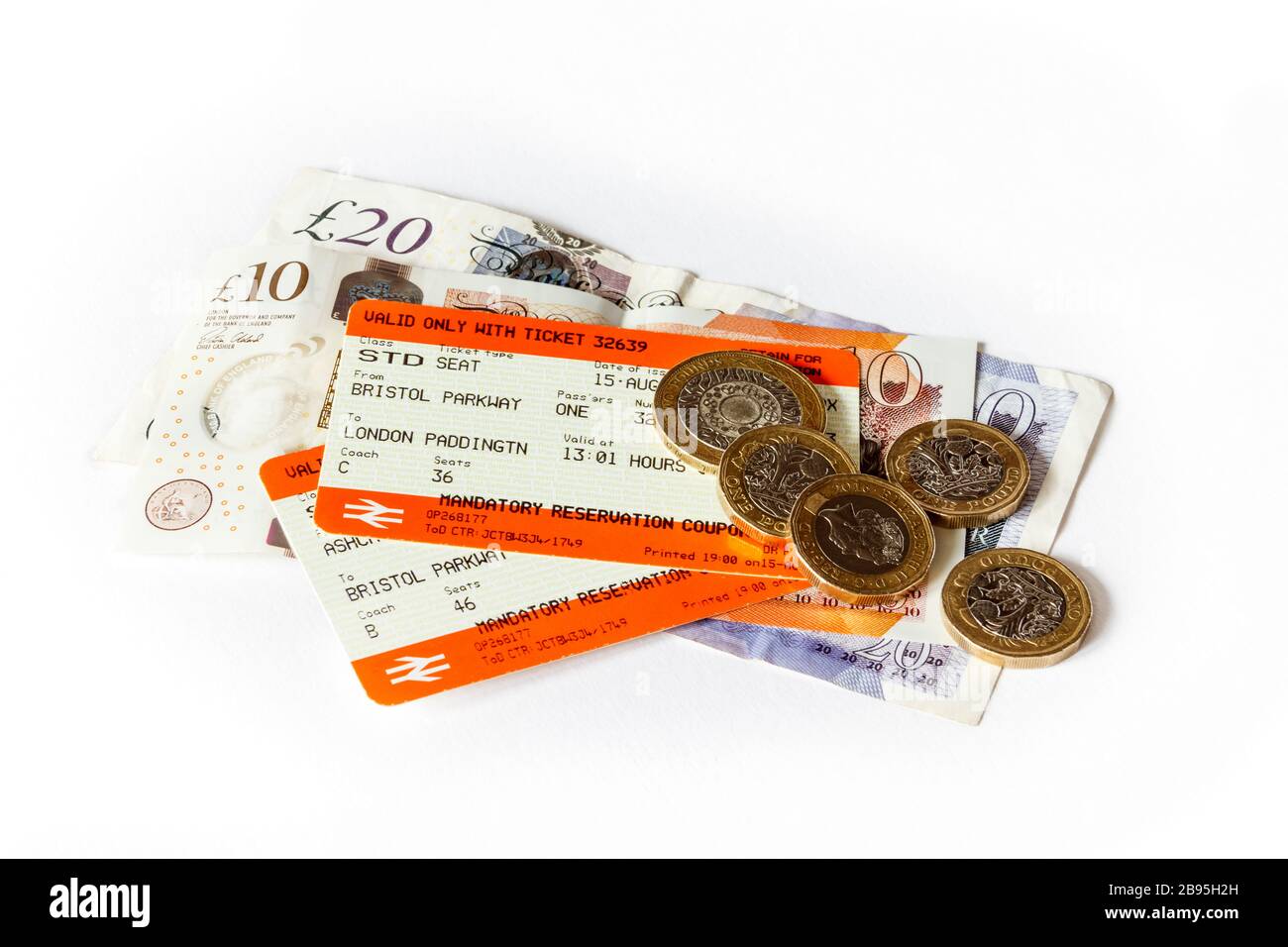 Zwei Zugtickets (Bristol Parkway nach London Paddington), britische Banknoten und Münzen auf weißem Hintergrund Stockfoto