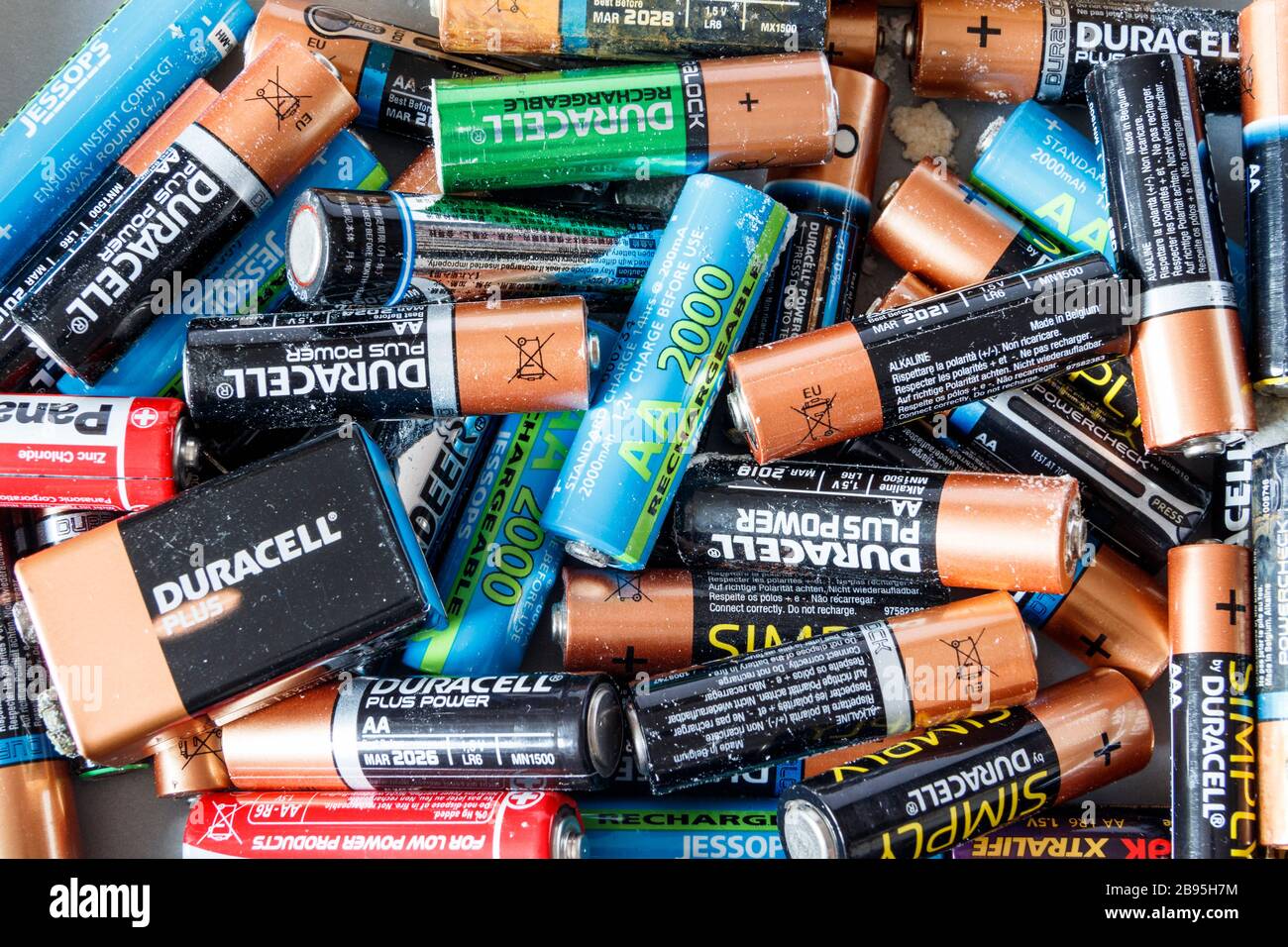 Ein Haufen verbrauchte Batterien, die auf das Recycling warten Stockfoto