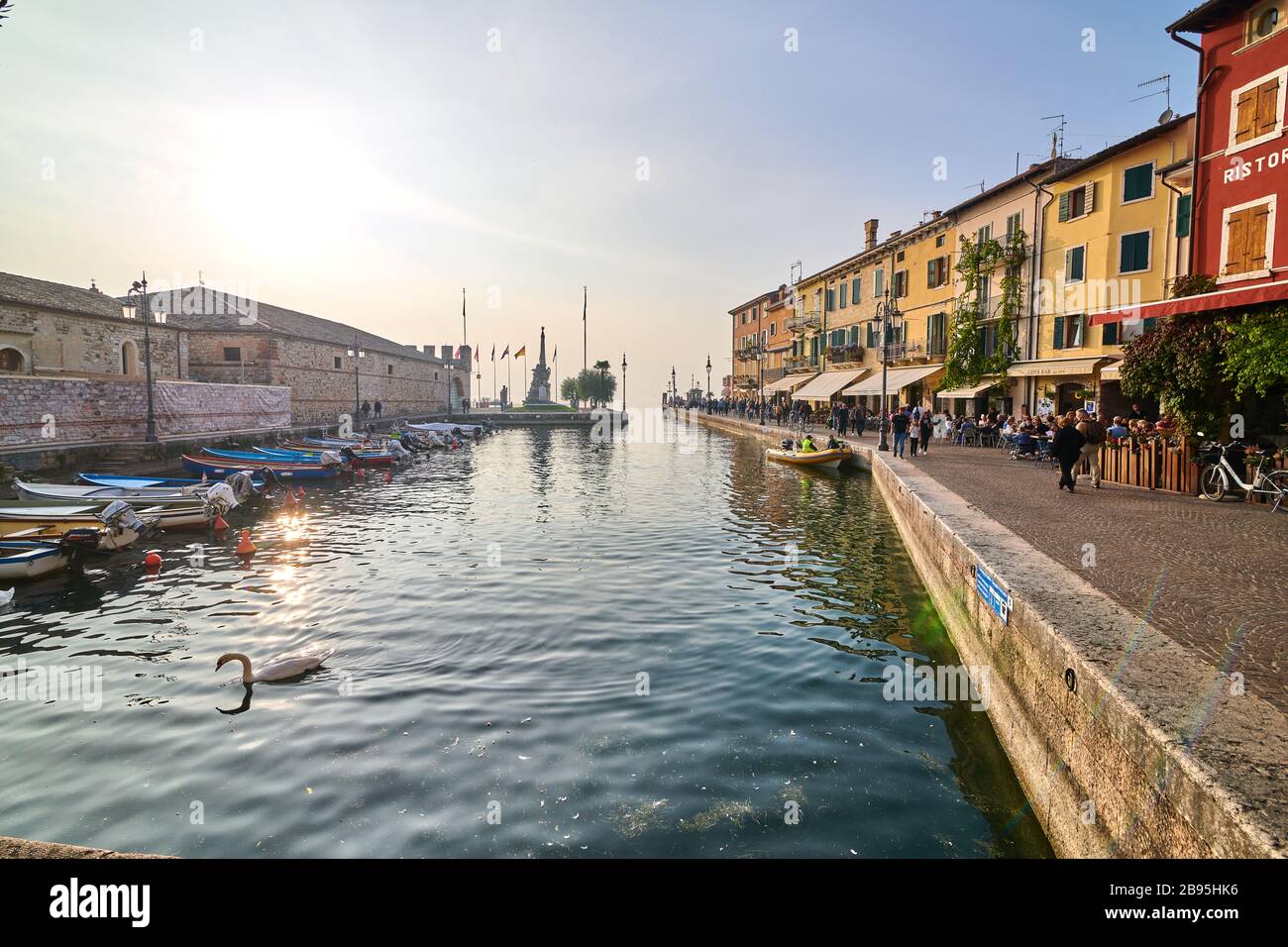 Lazise, Lago di Garda, Italien - 12. Oktober 2019: Touristen genießen ...