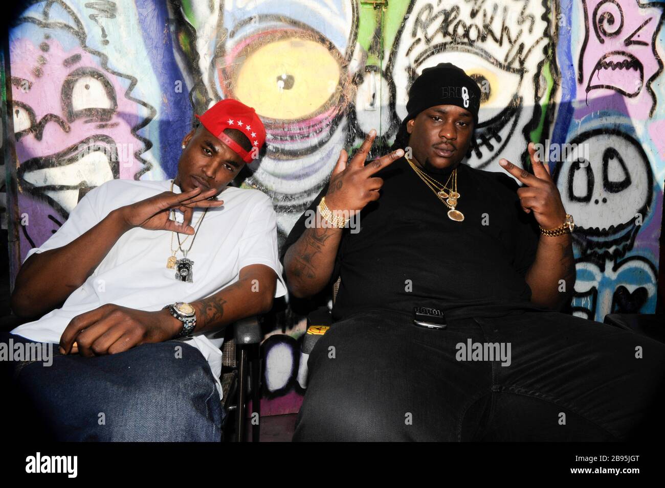 Das Rapper Lowell Grissom Jr. alias Young Lo und Hoody Baby besucht am 22. Dezember 2013 in Los Angeles, Kalifornien, den 1. Jährlichen Xmas Toy Drive bei Brooklyn Projects. Stockfoto