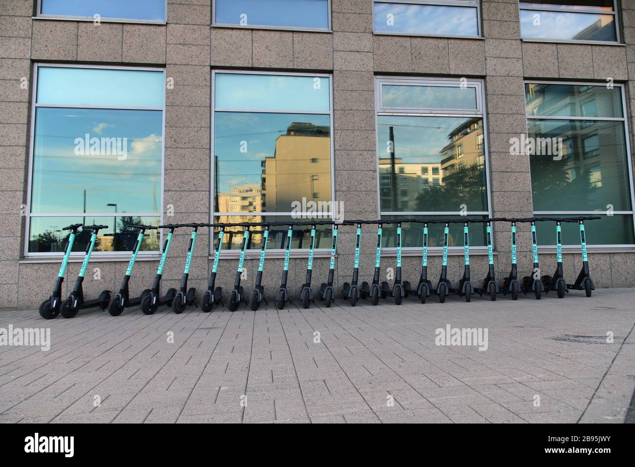 Viele Roller von Tier Electric Verleih wurden während eines sonnigen Sommertags im städtischen Stadtzentrum von Helsinki fotografiert. Trendige Art zu bewegen. Helsinki, FI Stockfoto