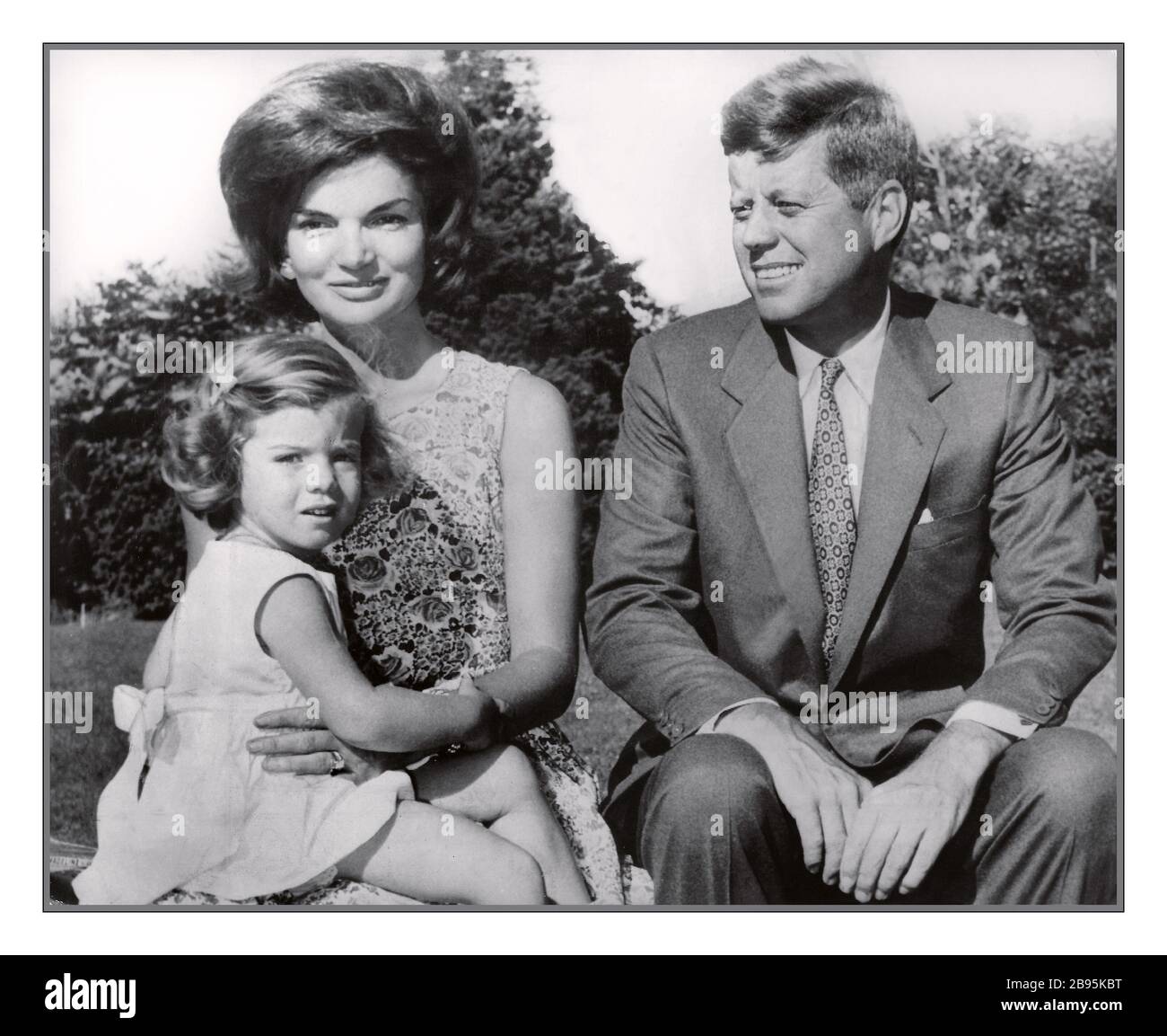 JFK Democratic Presidential Nominee, Senator John F. Kennedy Archiv Kampagne Foto mit seiner Familie im Sommergarten 21. Juli. 1960 mit seiner Frau Jacqueline Kennedy, die Caroline Kennedy Hyannis Port USA hält Stockfoto