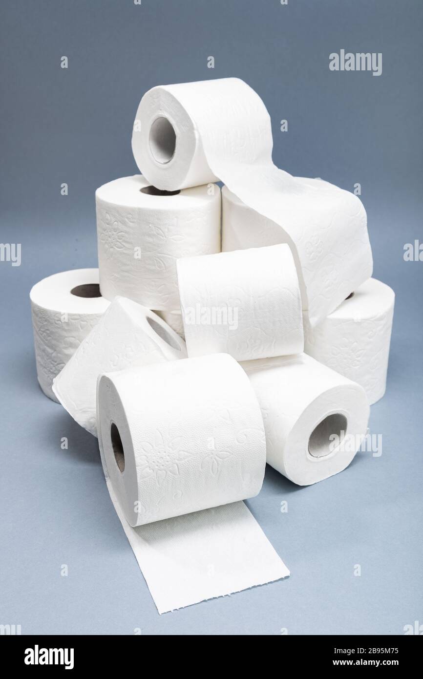 Stapel weißes Toilettenpapier. Konzept des Mangels an toilettenpapier in den Geschäften aufgrund von Coronavirus, Covid-19 Stockfoto