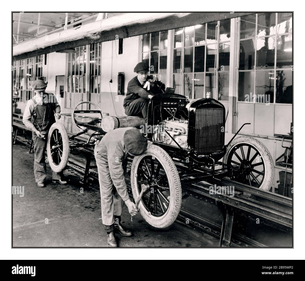 Die Montagelinie Des Ford Company Model T-Motorwagens Des Archivs 1900 Die  Erstellung Der Beweglichen Montagelinie Von Henry Ford In Seinem Werk In  Highland Park, Eingeführt Am 1. Dezember 1913, Ford Modell T