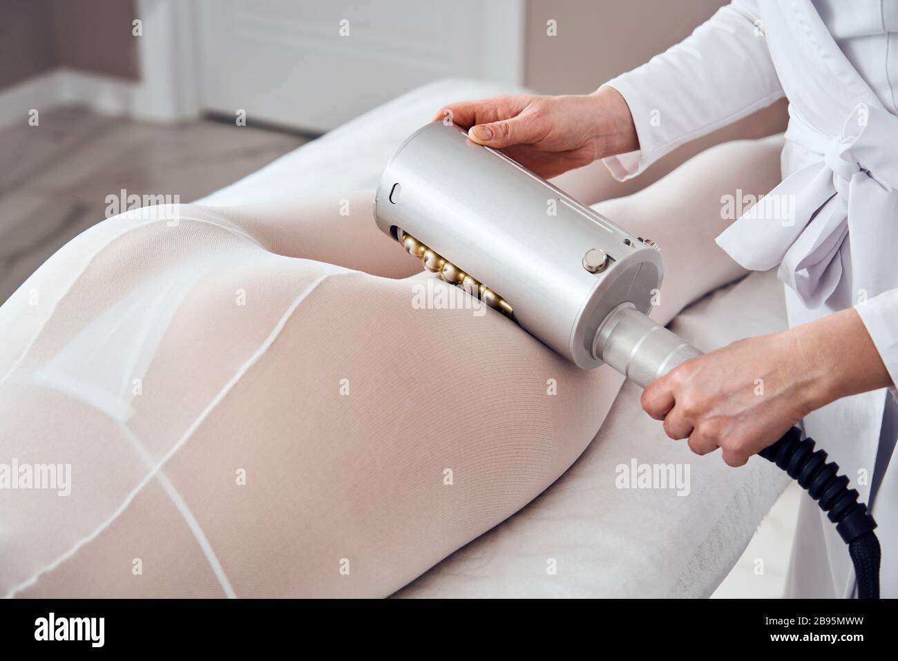 Masseur macht in der Klinik für Kosmetologie eine Anti-Zellulite-Massage Stockfoto