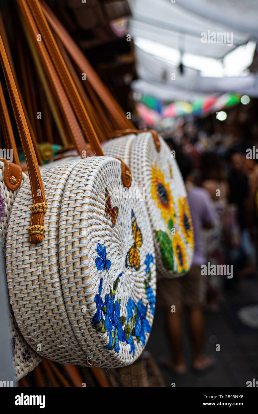 Handgefertigte Taschen für den Verkauf auf dem traditionellen Kunstmarkt von Ubud. Dieser Markt ist ein gesellschaftliches Wirtschaftszentrum von Ubud und eignet sich für die Existenz von Ubud. Stockfoto