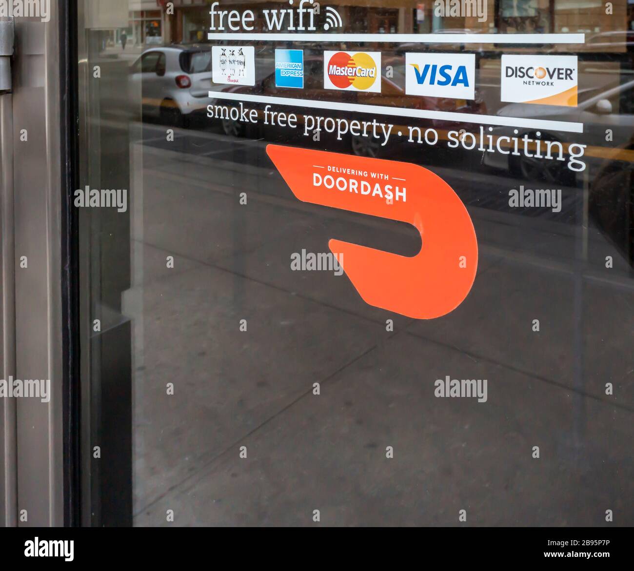 Ein Aufkleber an der Tür eines Chick-Fil-A in New York informiert die Käufer über ihre Verwendung von Doordash als Lieferservice, der am Samstag, 21. März 2020, zu sehen ist. (© Richard B. Levine) Stockfoto
