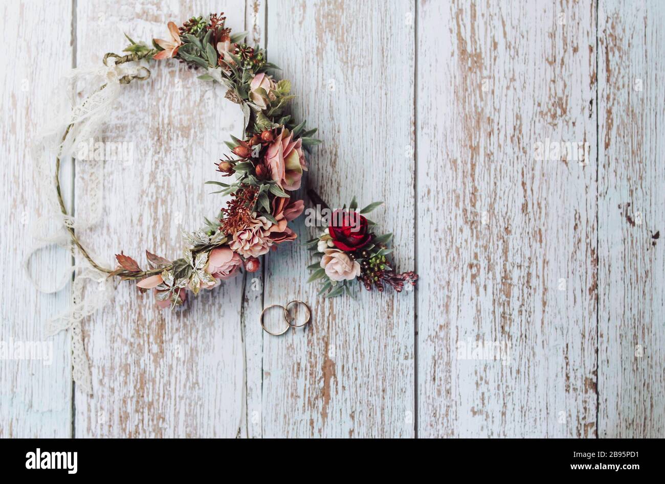 Romantisches Hochzeitsset mit Ringen. Rustikale Paar Hochzeit Komposition mit Ringen, Blumenkrone und boutonniere. Passende Hochzeitsaccessoires. Stockfoto