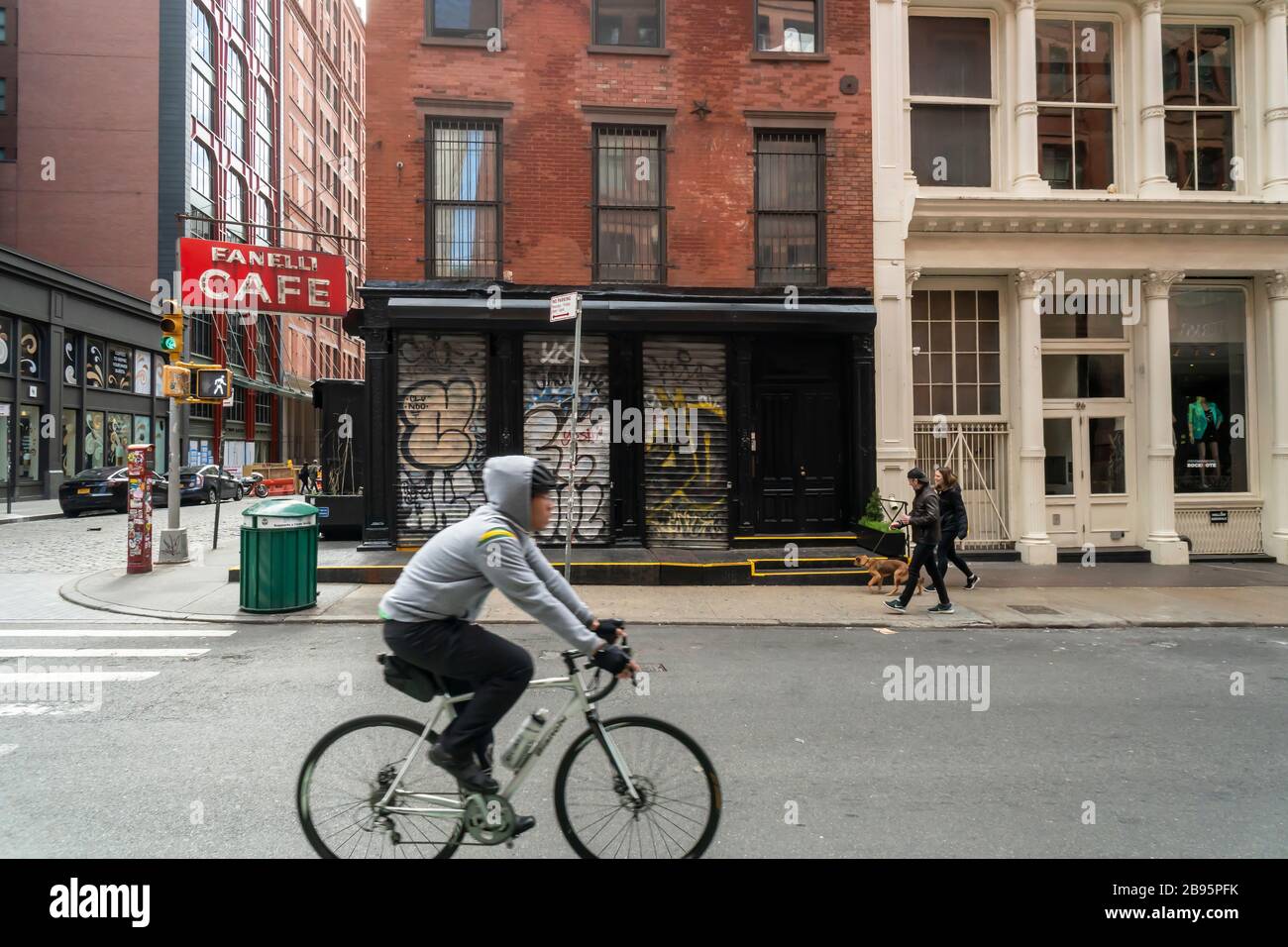 Das Fanelli Cafe und andere Geschäfte und Geschäfte im Soho Viertel in New York haben am Sonntag, 22. März 2020 wegen COVID-19 geschlossen. (© Richard B. Levine) Stockfoto