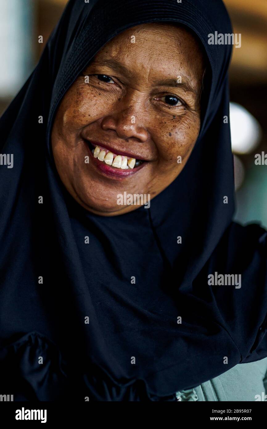 Eine javanische Frau in Hijab mit einem unglaublichen Lächeln, das Ihr Herz schmelzen wird. Stockfoto