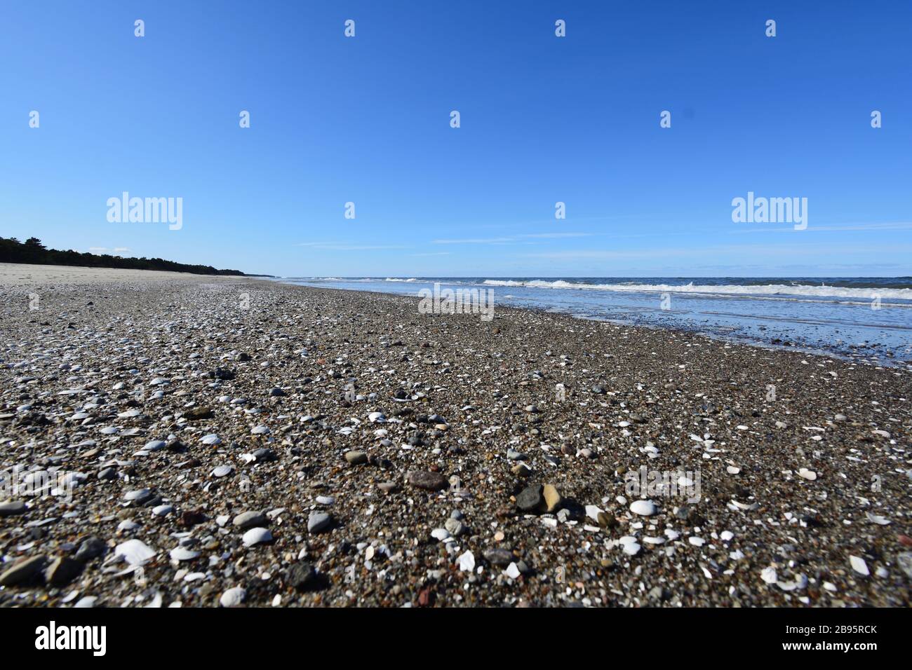 Leere, saisonfreie Strandlandschaft, Wasserlinienperspektive Stockfoto