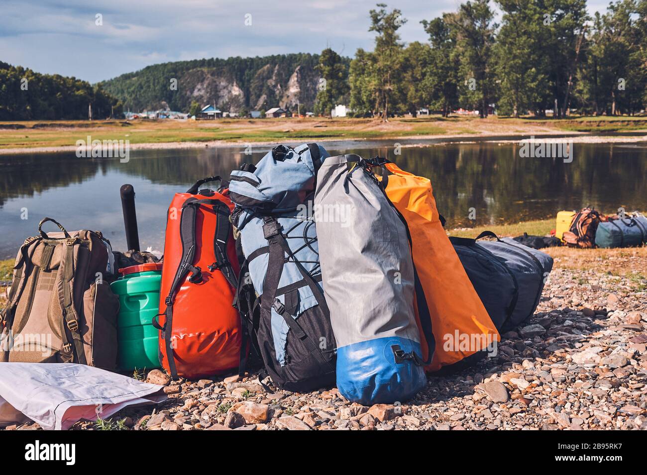 Haufen Rucksäcke im Natur-Umwelttourismus-Konzept Stockfoto