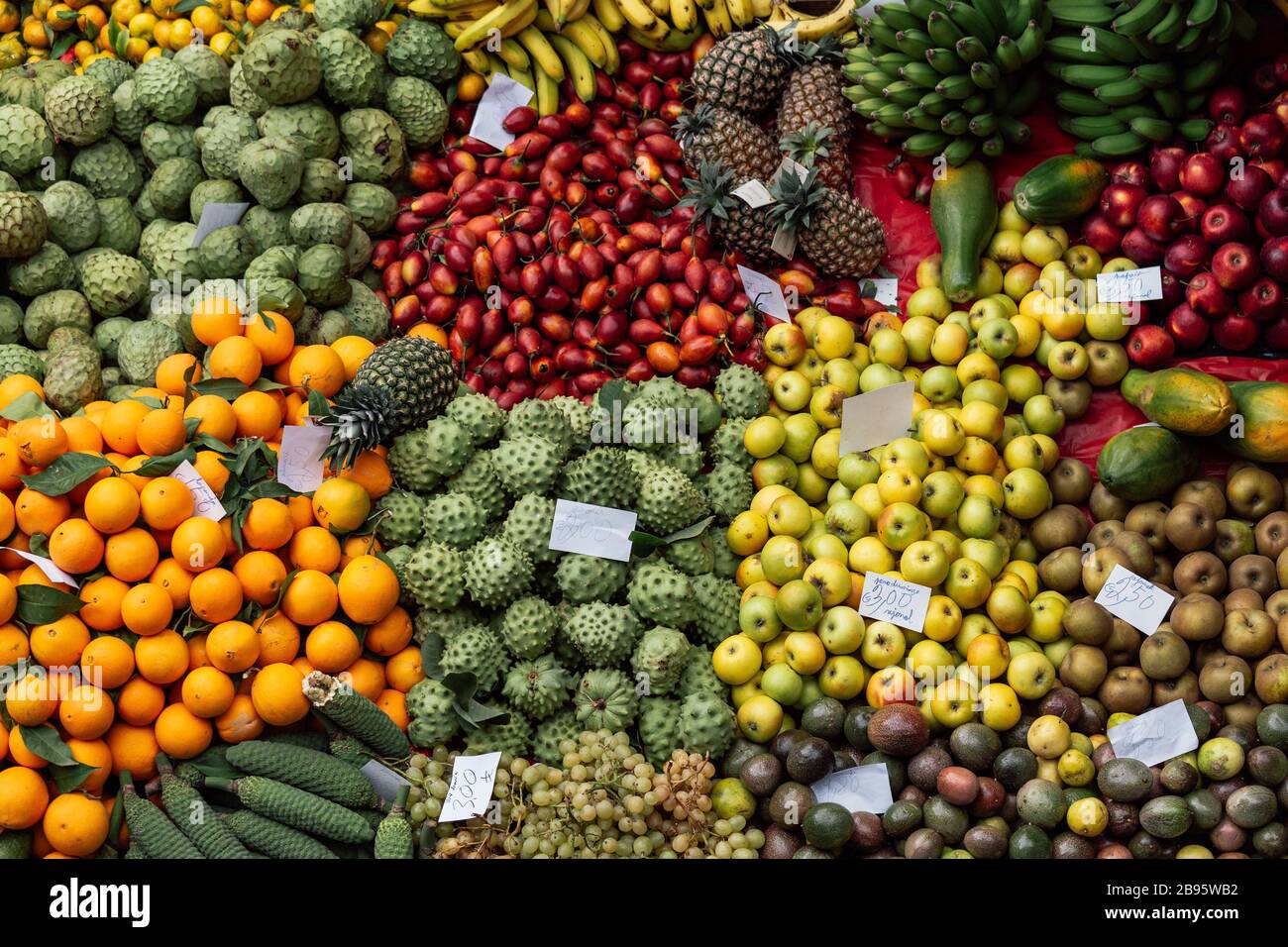 Draufsicht über frische Früchte im 'Mercado dos Lavradores', lokaler Markt in Funchal, Insel Madeira, Portugal Stockfoto