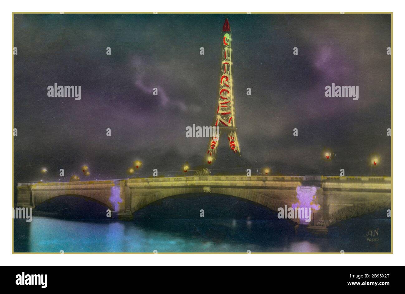 1900er EIFFELTURM CITROEN Vintage Historisches Postkarte Eiffelturm bei Nacht, mit Citroën Werbung, 1925 Paris France das Pariser Automobilunternehmen nutzte das Pariser Wahrzeichen, um für fast ein Jahrzehnt ihre Marke zu werben, wobei 250.000 Leuchten am Turm befestigt waren. Es war die weltweit größte Werbung Stockfoto
