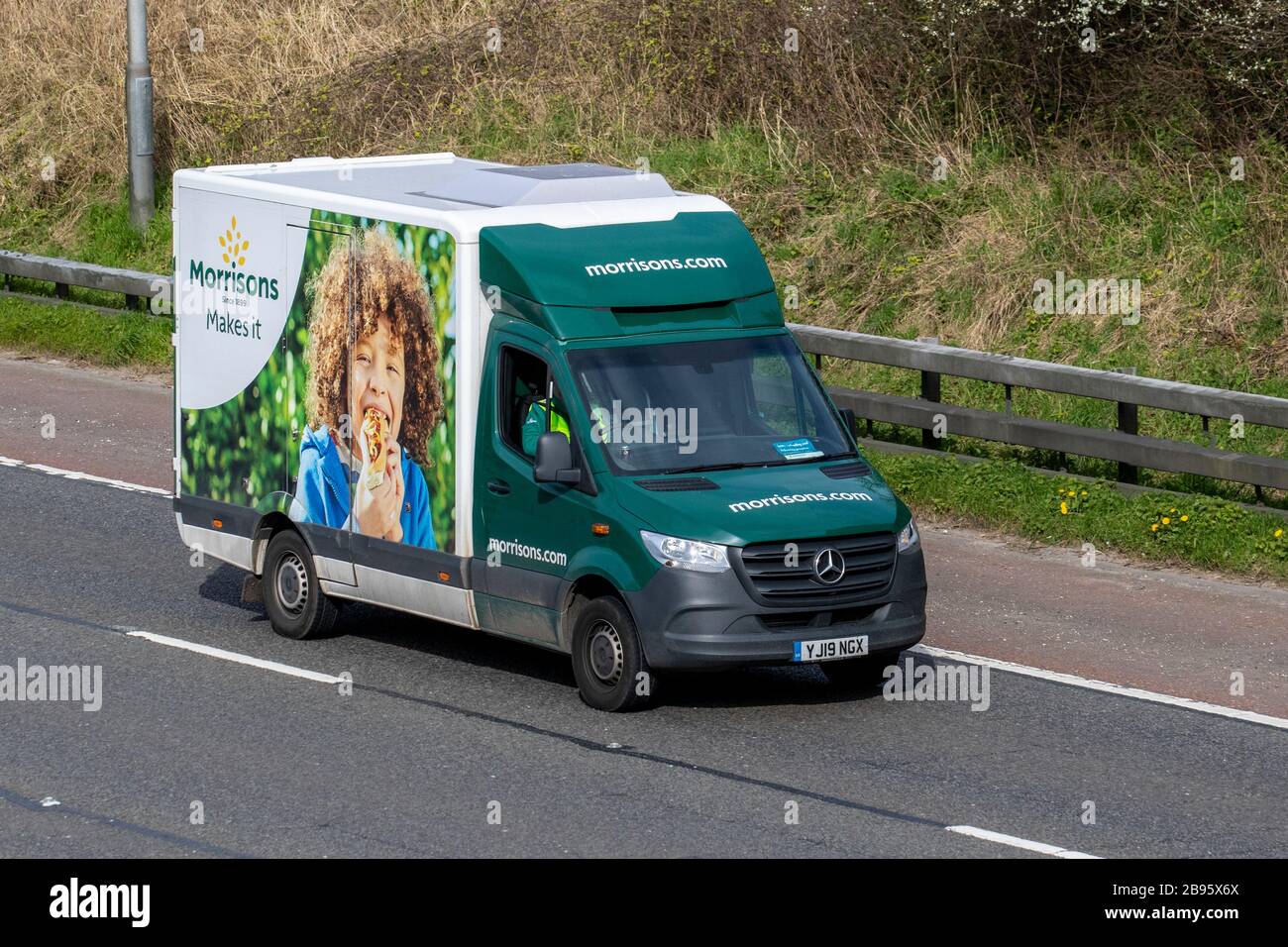 Morrisons van Livery Online-Shopping-Lebensmittelfahrzeug; Transportfracht, schwere Lieferwagen für den Lebensmitteltransport auf der M6 in Manchester, Großbritannien Stockfoto