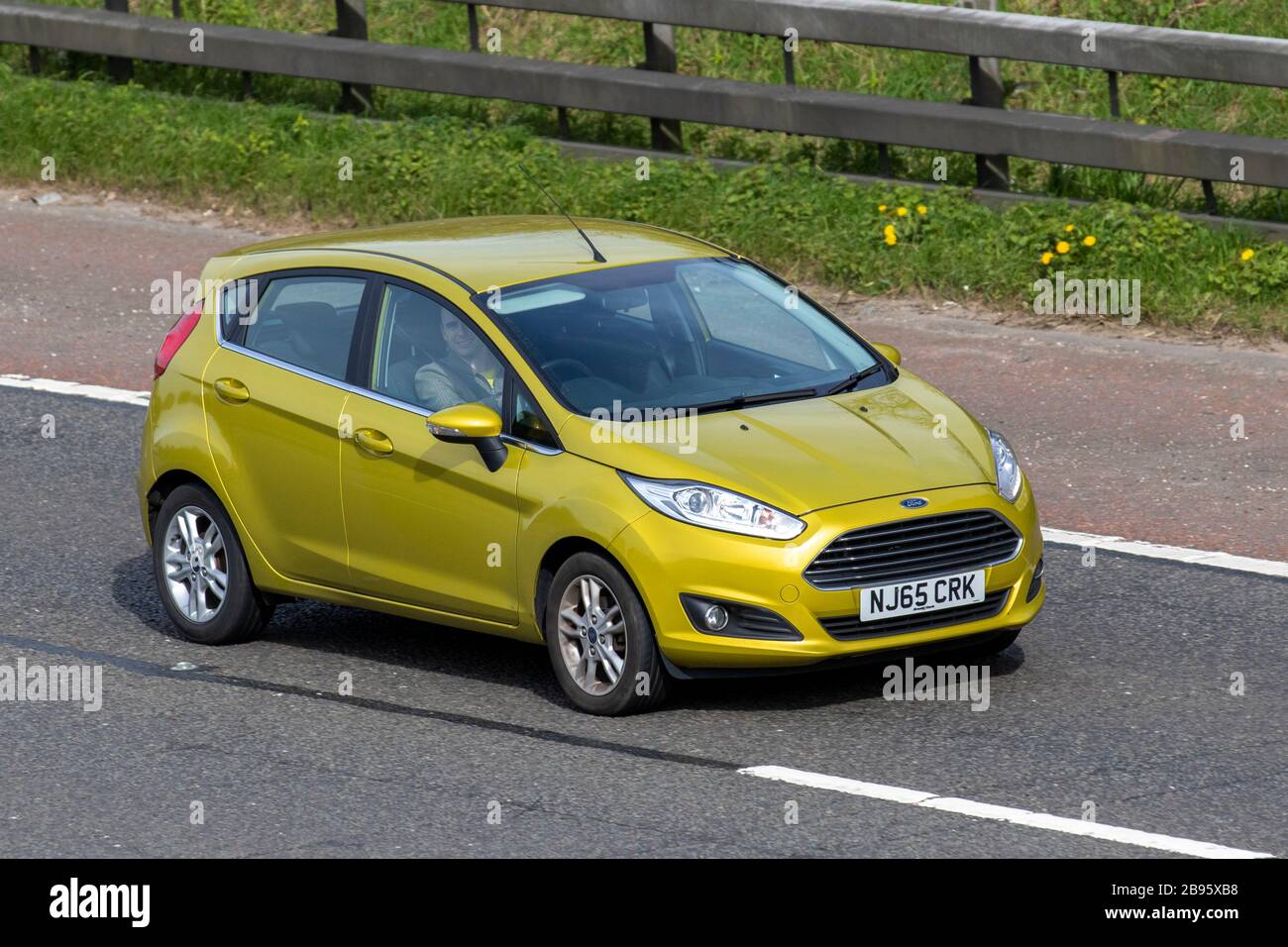 2015 GELBER Ford Fiesta Zetec Turbo; britischer Fahrzeugverkehr, Transport, bewegliche Fahrzeuge, Fahrzeug, Straßen, Motoren, Autofahren auf der Autobahn M6 Stockfoto