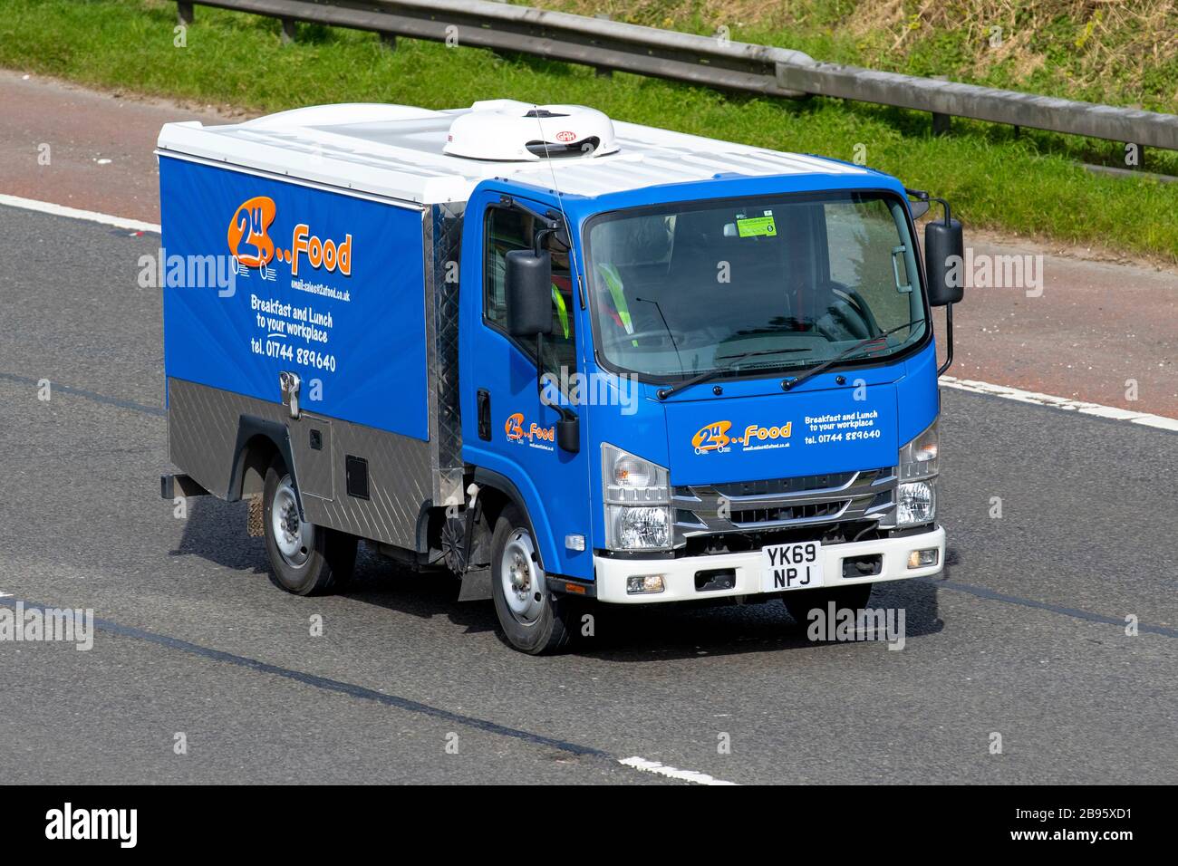 2U Food Truck; Isuzu Lieferwagen, LKW, Transport, LKW, Frachtführer, Fahrzeug, europäischer kommerzieller Transport, Industrie, M6 bei Manchester, Großbritannien Stockfoto