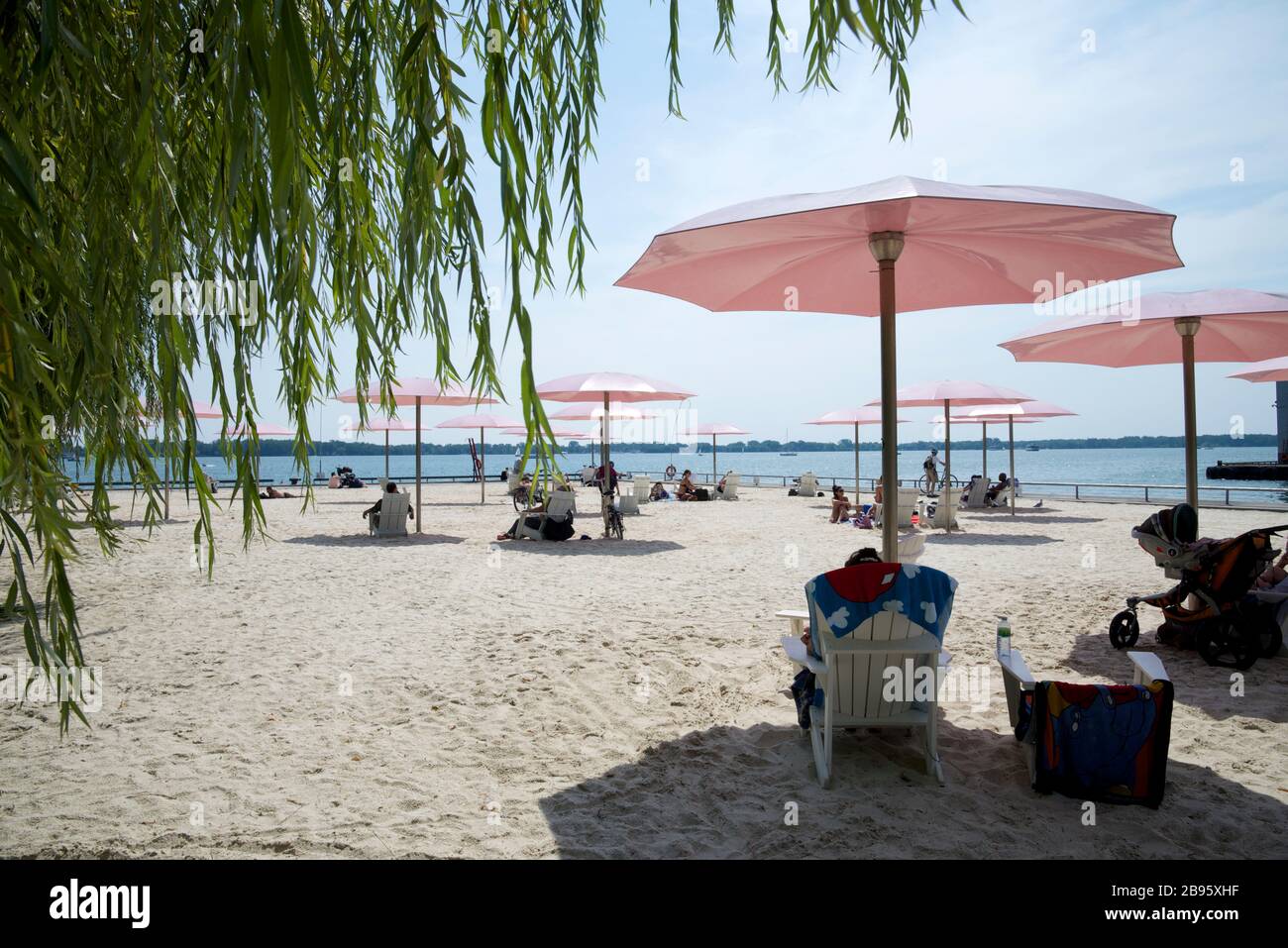 Menschen, die mit dem Sonnenschirm sonnen Stockfoto
