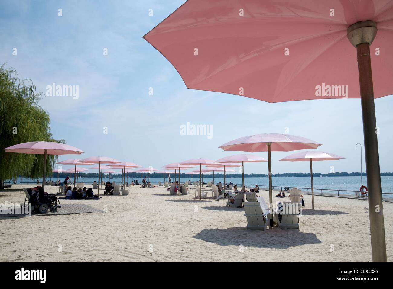 Strand mit rosa Sonnenschirm Stockfoto