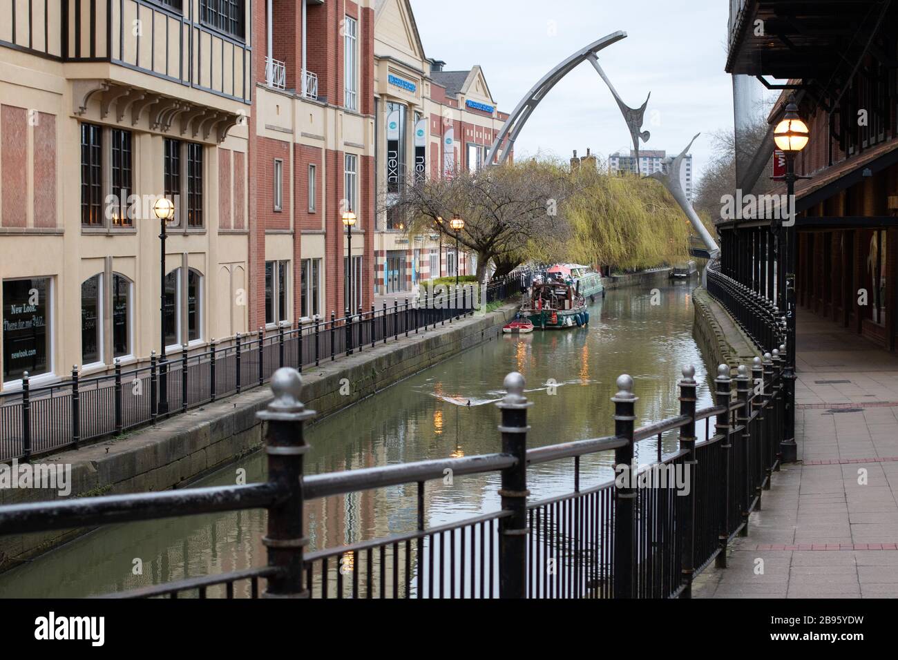 Das Waterside Gebiet im Herzen von Lincoln zeigt River Whitham mit dem Empowerment, das eine öffentliche Skulptur im Zentrum der Stadt Lincoln in England ist. Die Skulptur wurde vom Künstler Stephen Broadbent entworfen, von Alstom Power (heute Siemens) gesponsert und 2002 fertiggestellt und überspannt den Fluss Witham auf dem Lincoln City Square Stockfoto