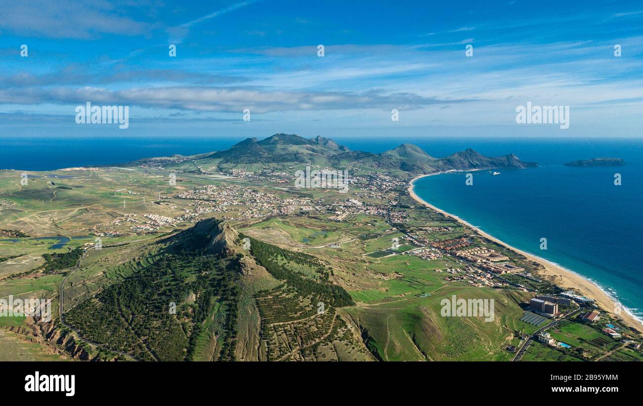 Luftbild der Insel Porto Santo mit "Pico de Ana Ferreira" im Vordergrund, Porto Santo, Madeira, Portugal Stockfoto