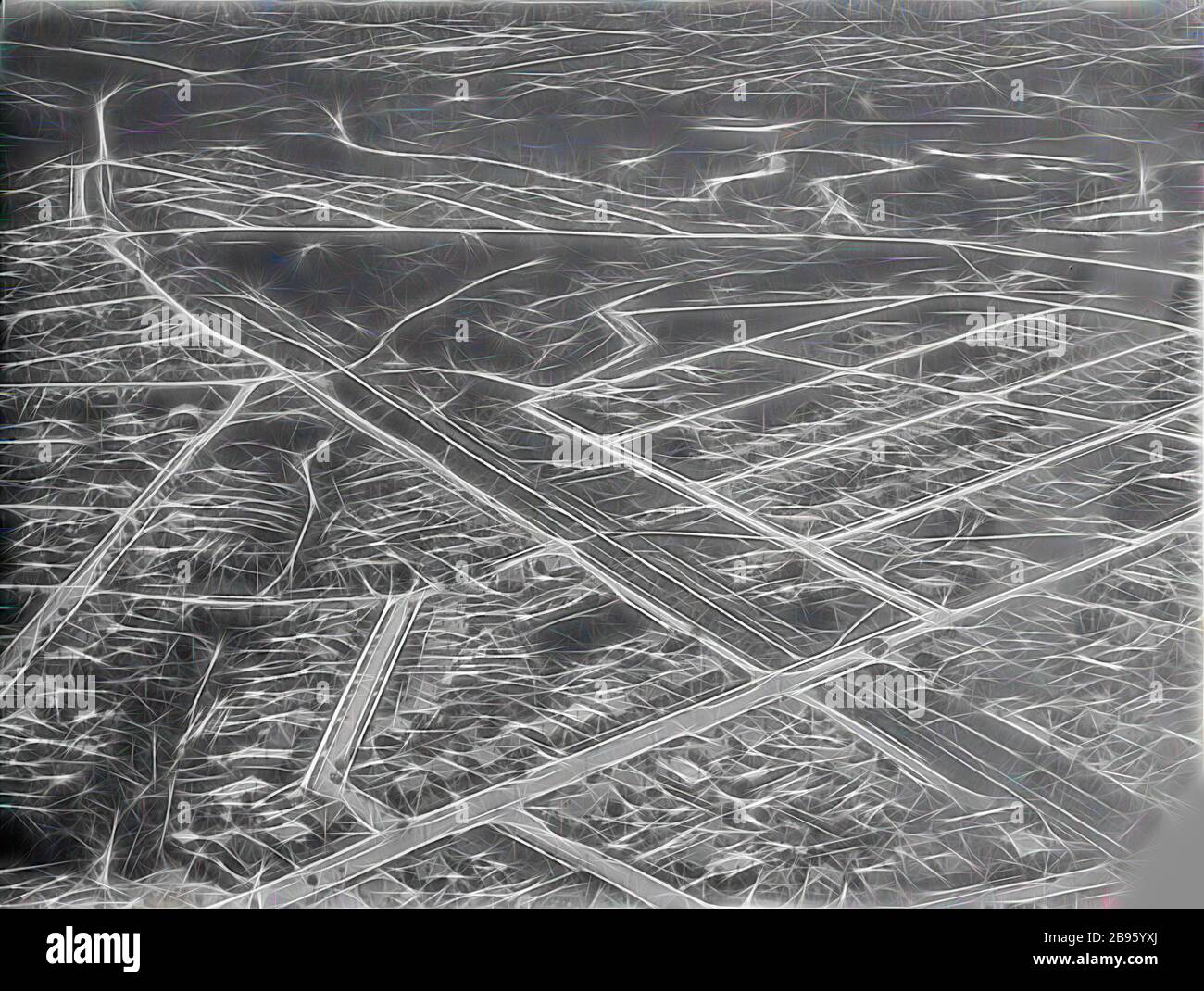 Glass negative - Luftbild der Vororte, ca. 40er Jahre, EIN schwarz-weißes Halbplattennegativ mit Luftbild zu Vorstädten, möglicherweise zu Coburg., von Gibon neu vorgestellt, Design von warmem, fröhlichem Leuchten von Helligkeit und Lichtstrahlen. Klassische Kunst mit moderner Note neu erfunden. Fotografie, inspiriert vom Futurismus, die dynamische Energie moderner Technologie, Bewegung, Geschwindigkeit und Kultur revolutionieren. Stockfoto