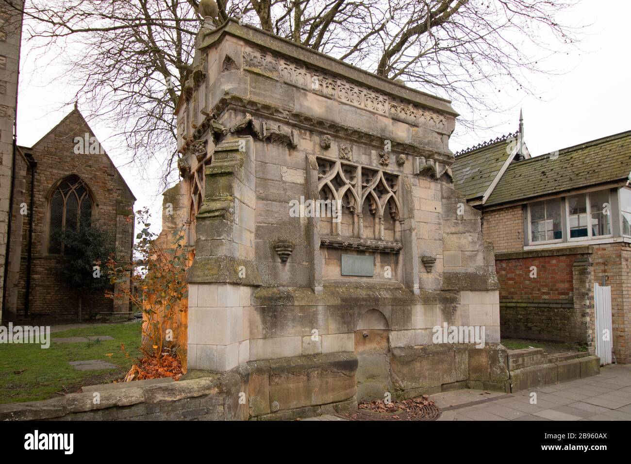 Der Wasserbehälter der Leitung saß außerhalb der St Marys le Wigford Kirche, geglaubt, um die älteste Kirche in Lincoln zu sein. Stockfoto